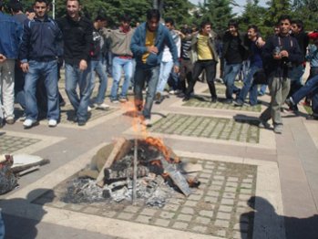  Mersin Üniversitesi'nde Coşkulu Newroz kutlaması 