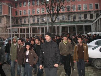İstanbul Üniversitesi'nde toplu çıkış yapıldı