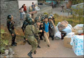 ANKARA'DA GECEKONDU HALKI BARİKATLARDA