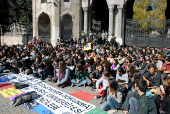 İÜ'de öğrenciler soruşturmalara karşı eylem yaptı
