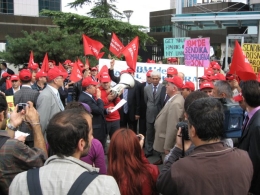IBM işçileri örgütlenme özgürlüğü istiyor: "IBM Tez Koop-İş'ten elini çek!"