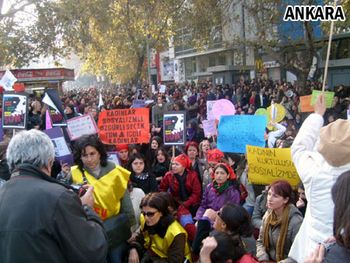 Ankara'lı Kadınlar kadına yönelik şiddeti protesto etti