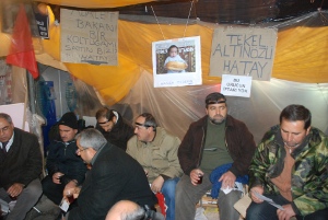   Tekel işçileri açlık grevlerinin 3. gününde de "Ölmek var dönmek yok!"  diyor