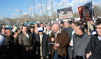 Saldırılar, baskılar itfaiye işçisini yıldıramaz!