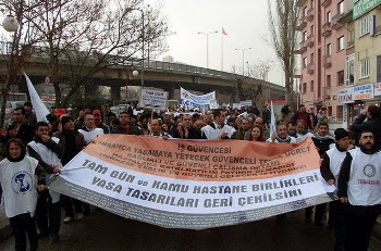 Sağlık çalışanları "Tam Gün Yasa Tasarısı'na" karşı tam gün iş bıraktı