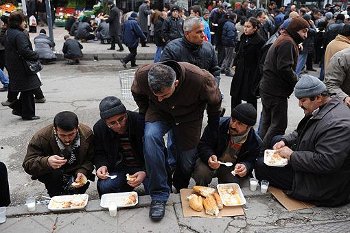 Tekel işçileri oturma eyleminin 2. gününde!