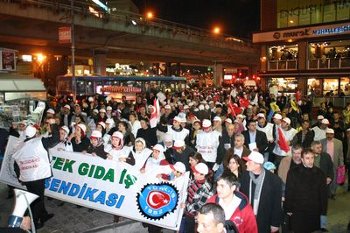 İstanbul'da binler TEKEL işçisi için yürüdü