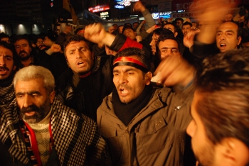 İlerici Genclik görev başına, grev meydanlarına!