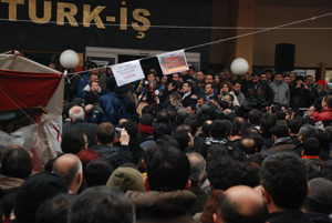 TEKEL işçisi Maliye Bakanlığı önündeydi: "Özlük hakkımız söke söke alırız!"