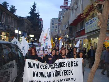 Mersin'de Kadınlardan meşaleli yürüyüş!