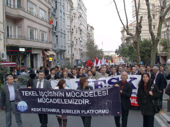 İstanbul'da binler TEKEL işçilerine yapılan saldırıya karşı yürüdü