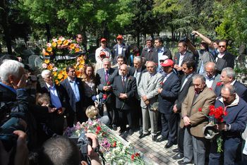 DİSK 1 Mayıs'ın ardından Kemal Türkler, Abdullah Baştürk, Kemal Nebioğlu'nu mezarları başında andı!