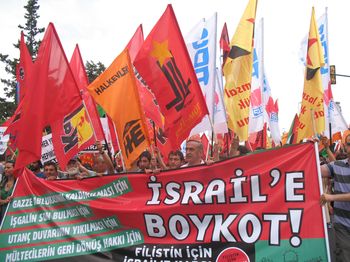 İsrail'in yardım konvoyuna saldırısı protesto ediliyor