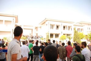 Mersin Üniversitesi'nde polis öğrencilere silah çekti