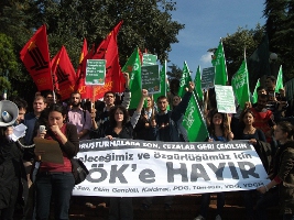 YÖK karşıtı eylemler sürüyor. Öğrenciler soruşturma ve cezalara karşı YTÜ önündeydi