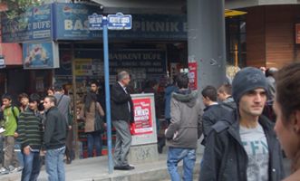 Ankaralı ilerici gençler Kızılay civarında afişleme çalışması yaptı