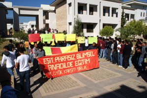 Mersin Üniversitesi'nde "YÖK Karşıtı Birlik" YÖK'ü protesto etti