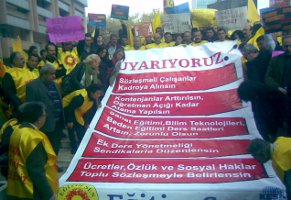 Eğitim-Sen üyeleri Milli Eğitim Bakanlığı'nın önünde basın açıklaması yaptı