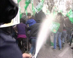 Genç-Sen "söz, yetki, karar hakkı" istedi, polis terör uyguladı! 