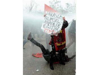 YÖK toplantısına katılmak isteyen öğrencilere polis müdahale etti