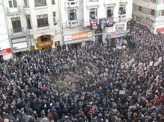 Binler "Hrant için, adalet için" Agos'un önündeydi 
