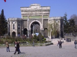 İÜ'de polise verilen "öğrencileri arama" izni iptal edildi 