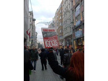 İlerici Gençlik Dergisi'nin 27. sayısı Taksim'de okurlarıyla buluştu