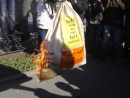 Emekçiler Beyazıt'ta torbayı yaktı!