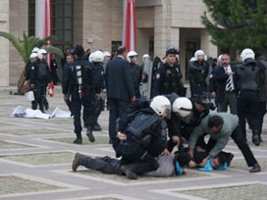 Mersin Üniversitesi'nde polis öğrencilere saldırdı