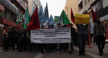 Mersin'de öğrenciler saldırıları protesto etti