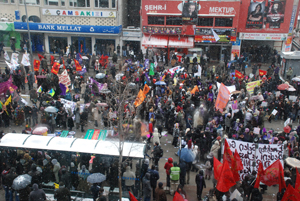 Ankara'da kar yağışına rağmen coşkulu 8 Mart mitingi 