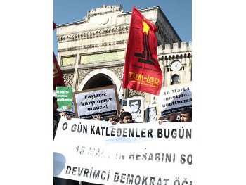 16 Mart katliamlarının yıldönümünde yüzlerce öğrenci Beyazıt Meydanı'ndaydı