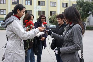 Mersin'de emekçi kadınlara karanfil dağıtıldı