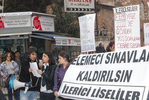 İlerici Liseliler Üsküdar ÖSYM bürosu önünde basın açıklaması gerçekleştirdi