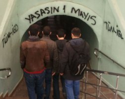 Kartal'da ilerici gençlerden 1 Mayıs yazılaması