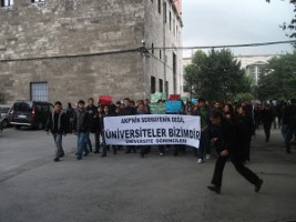 İstanbul Üniversitesi'nde gözaltılar protesto edildi
