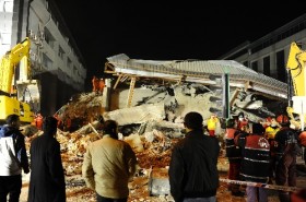 Devlet uyuyor, deprem Van'da ocakları yıkıyor!