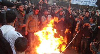 Newroz Ateşi Taksim'de Yakıldı.
