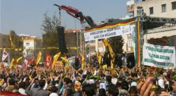 İzmir'de coşkulu Newroz 