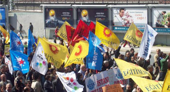 KESK, grevin 2. gününde AKP'ye karşı yürüdü