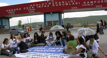Kadınlardan Sincan Hapishanesi önünde tutsaklara destek toplantısı