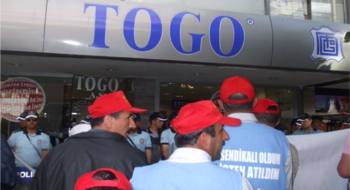 Direnişteki işçilerden TOGO mağazası önünde basın açıklaması