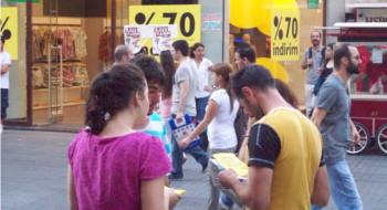 İlerici Gençler Taksim'de kampa davet standı açtı