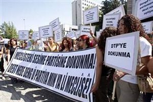 Ankara'da kadınlar DTP'nin kapatılmasına karşı basın açıklaması yaptı