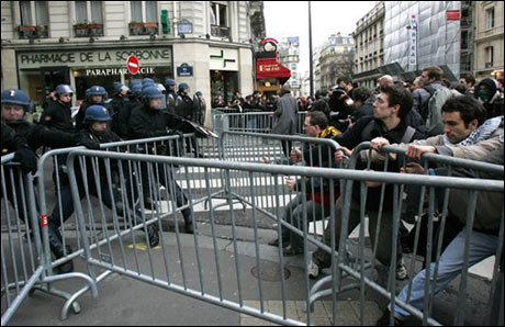 Fransa’da Hükümetin sosyal haklara yönelik saldırısına karşı işçi sınıfı ve öğrenciler ayaklandı!