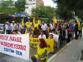 Eğitim emekçileri Bergama sokaklarından haykırıyor: Baskılar bizi yıldıramaz!