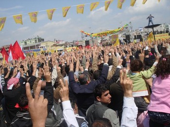 Mersin'de 10 binler Demirci Kawa' nın yaktığı ateşin hiç sönmemesi için Newroz'u kutladılar