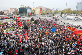 Sokağa atılmaya çalışılan emekçiler sokakları zaptetti! Taksim tekrar 1 Mayıs alanı oldu!