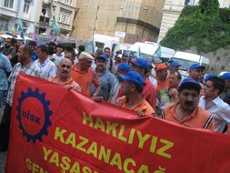 Beyoğlu Belediyesi çalışanları da grev kararını astılar