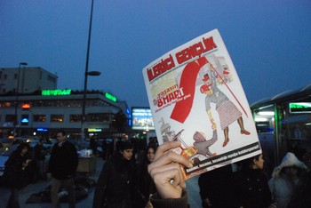 TÜM-İGD'li Kadınlar meydanlarda 8 Mart özel sayısı ve bildiri dağıttı